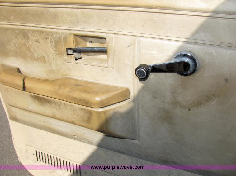 image for item 2479 1986 GMC C2500 crew cab pickup truck