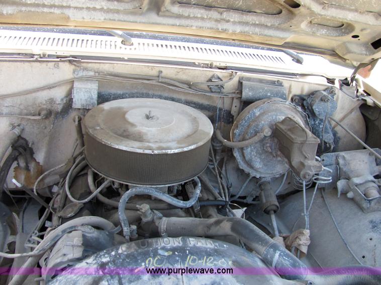 image for item 2479 1986 GMC C2500 crew cab pickup truck