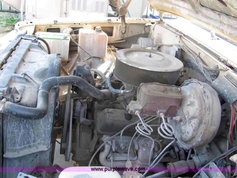 image for item 2479 1986 GMC C2500 crew cab pickup truck