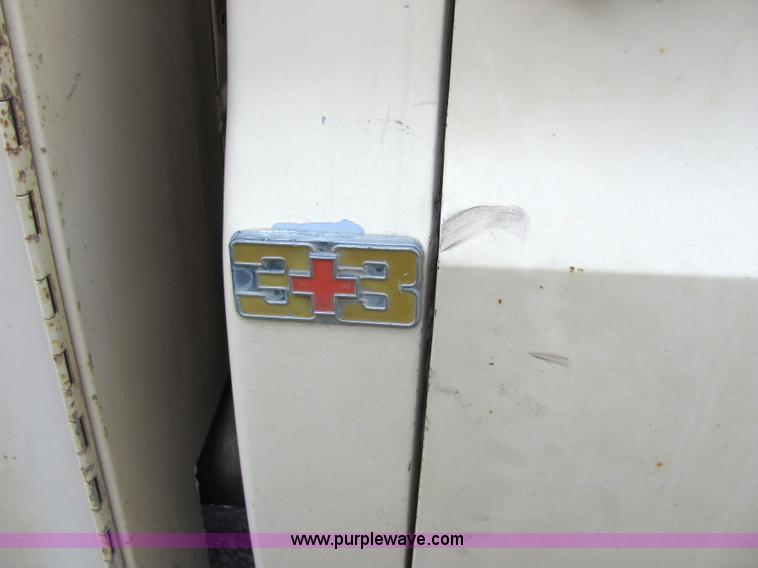 image for item 2479 1986 GMC C2500 crew cab pickup truck