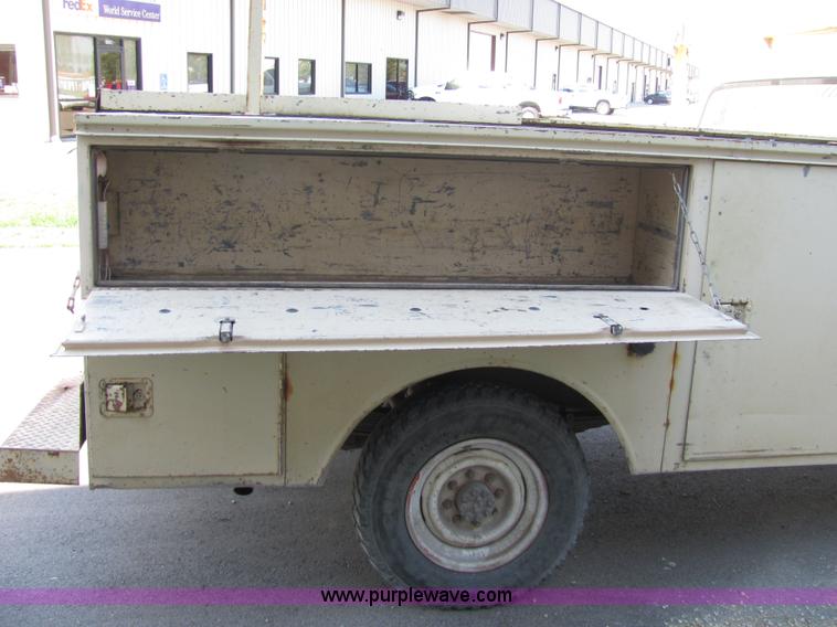 image for item 2479 1986 GMC C2500 crew cab pickup truck