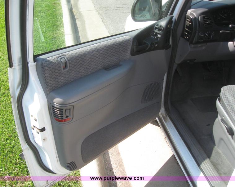 image for item 2995 2000 Dodge Caravan