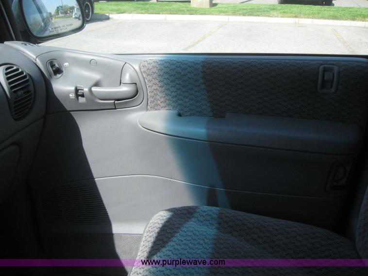 image for item 2995 2000 Dodge Caravan