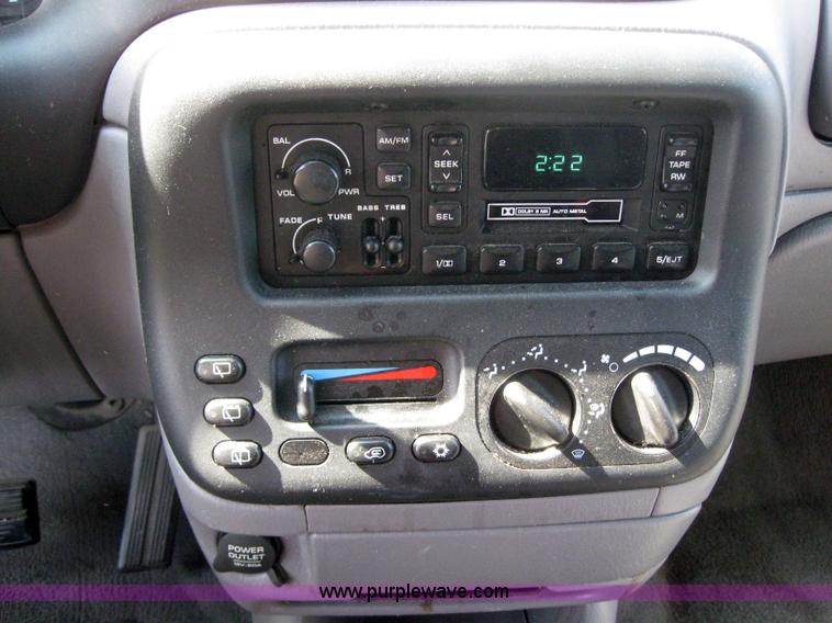 image for item 2995 2000 Dodge Caravan