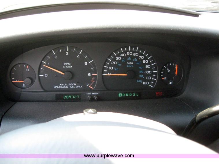 image for item 2995 2000 Dodge Caravan