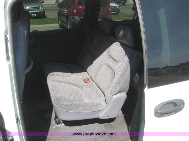 image for item 2995 2000 Dodge Caravan