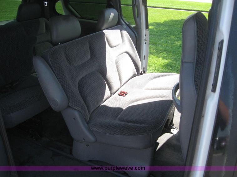 image for item 2995 2000 Dodge Caravan