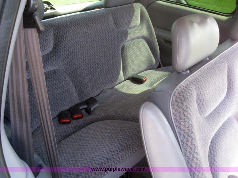 image for item 2995 2000 Dodge Caravan