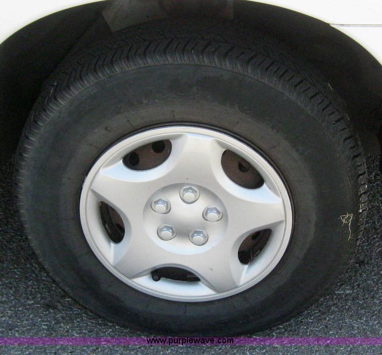 image for item 2995 2000 Dodge Caravan