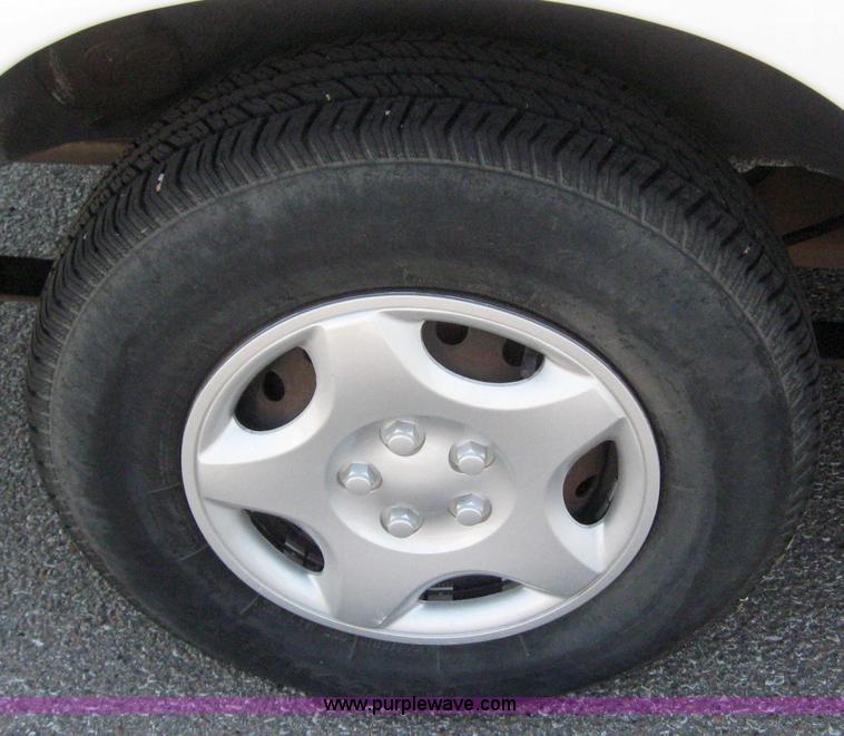 image for item 2995 2000 Dodge Caravan