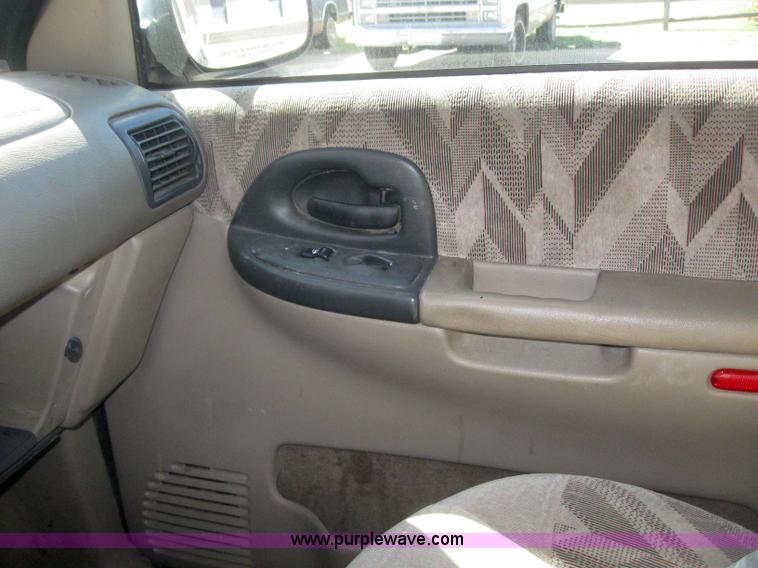 image for item 3020 1999 Chevrolet Venture mini van