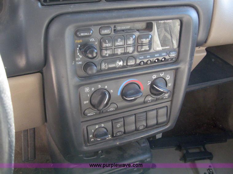 image for item 3020 1999 Chevrolet Venture mini van