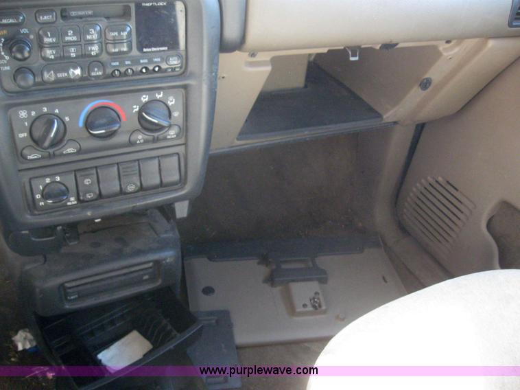 image for item 3020 1999 Chevrolet Venture mini van
