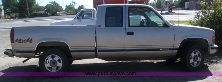 image for item 3021 1993 Chevrolet K1500 pickup truck