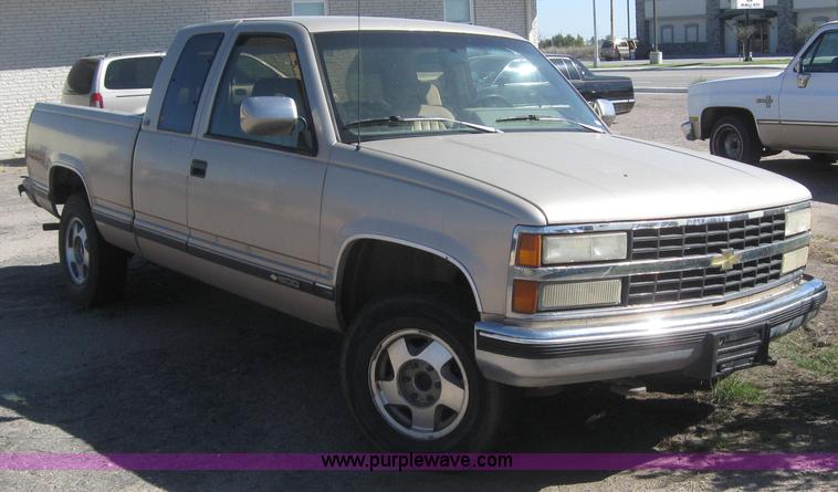image for item 3021 1993 Chevrolet K1500 pickup truck
