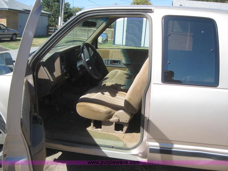 image for item 3021 1993 Chevrolet K1500 pickup truck