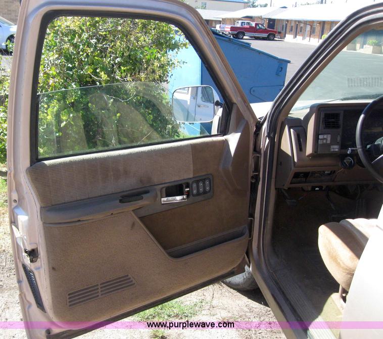 image for item 3021 1993 Chevrolet K1500 pickup truck