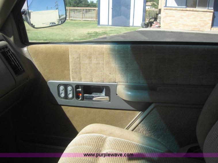 image for item 3021 1993 Chevrolet K1500 pickup truck