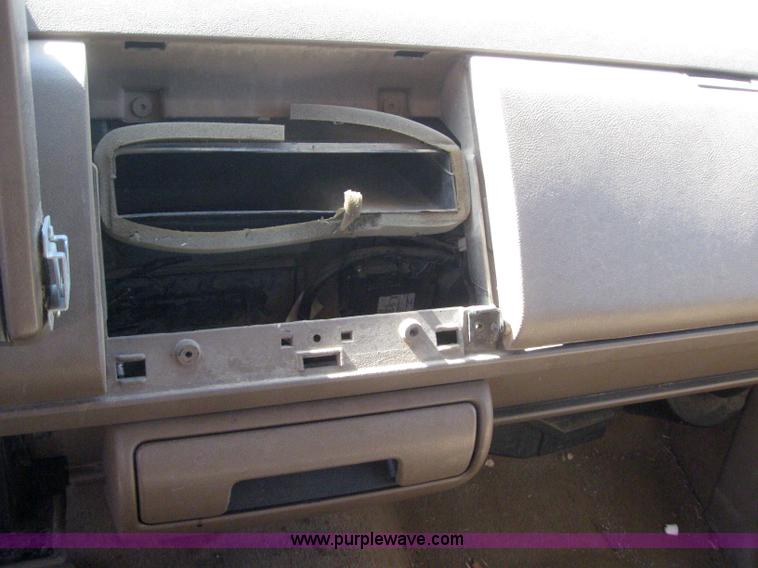 image for item 3021 1993 Chevrolet K1500 pickup truck