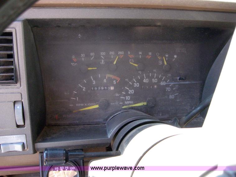 image for item 3021 1993 Chevrolet K1500 pickup truck