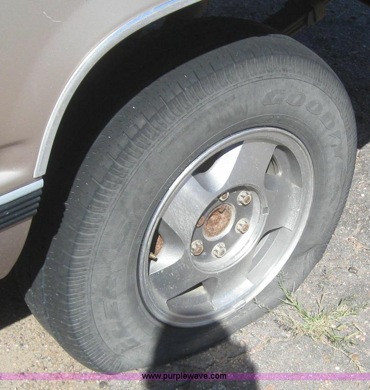 image for item 3021 1993 Chevrolet K1500 pickup truck