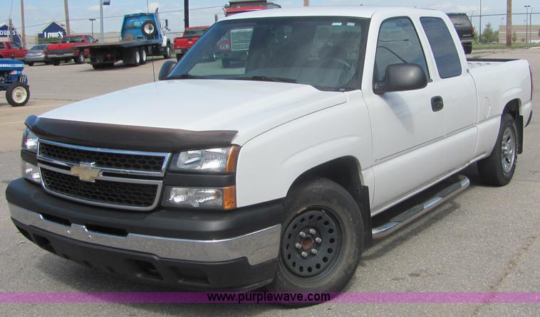 image for item 4930 2007 Chevrolet C1500 Silverado pickup truck