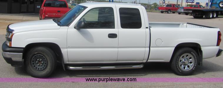 image for item 4930 2007 Chevrolet C1500 Silverado pickup truck