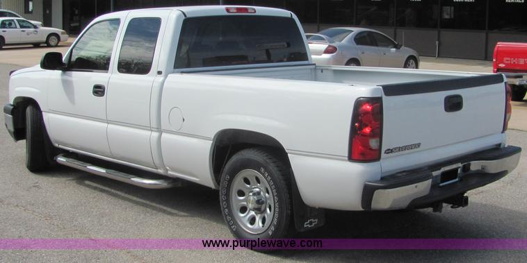 image for item 4930 2007 Chevrolet C1500 Silverado pickup truck