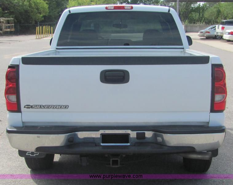 image for item 4930 2007 Chevrolet C1500 Silverado pickup truck