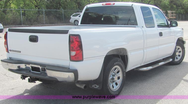 image for item 4930 2007 Chevrolet C1500 Silverado pickup truck