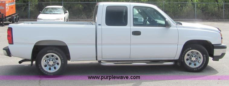 image for item 4930 2007 Chevrolet C1500 Silverado pickup truck