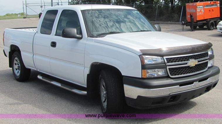 image for item 4930 2007 Chevrolet C1500 Silverado pickup truck