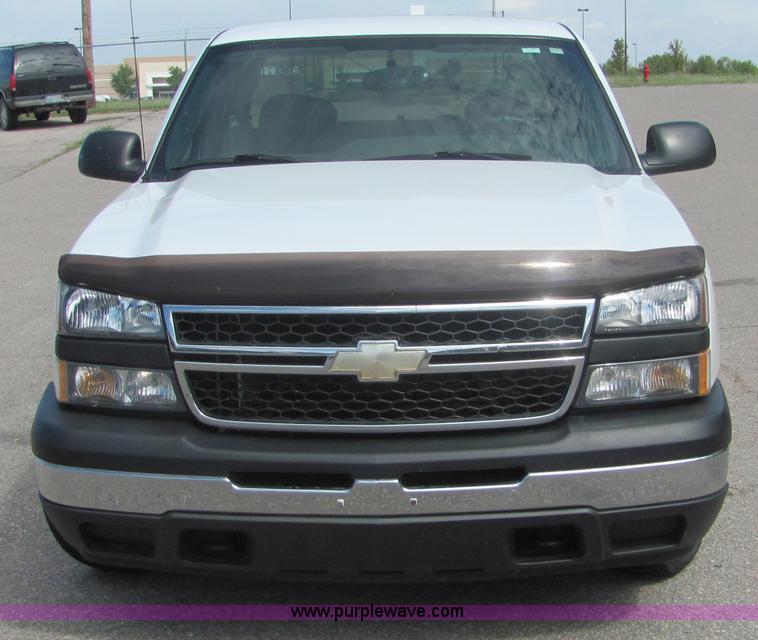 image for item 4930 2007 Chevrolet C1500 Silverado pickup truck