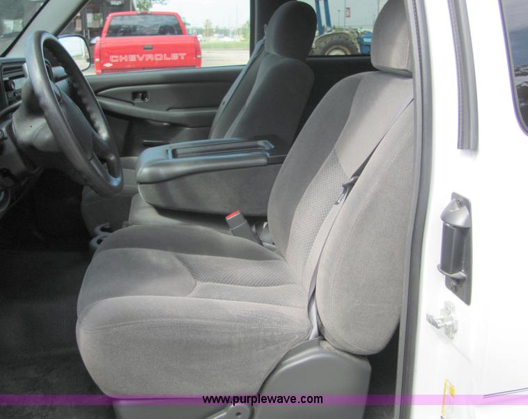 image for item 4930 2007 Chevrolet C1500 Silverado pickup truck