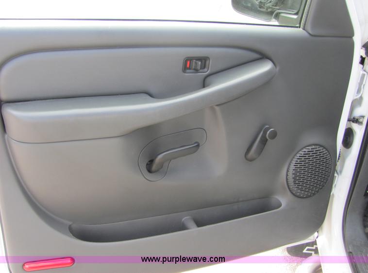 image for item 4930 2007 Chevrolet C1500 Silverado pickup truck