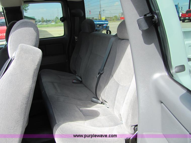 image for item 4930 2007 Chevrolet C1500 Silverado pickup truck