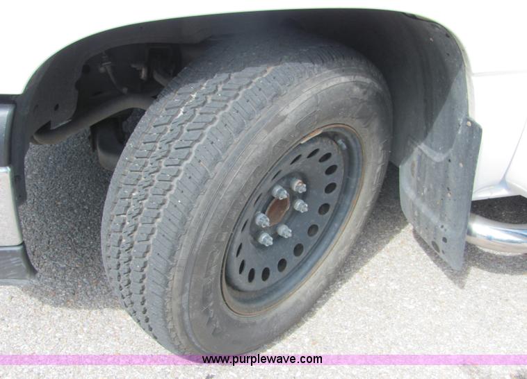 image for item 4930 2007 Chevrolet C1500 Silverado pickup truck