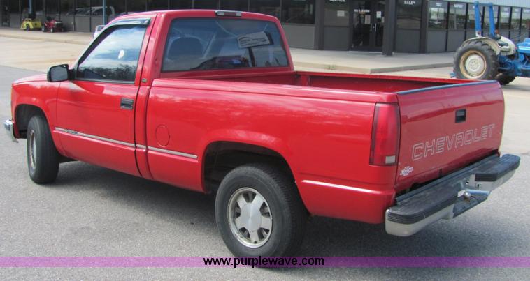 image for item 4931 1998 Chevrolet C1500 Cheyenne pickup truck