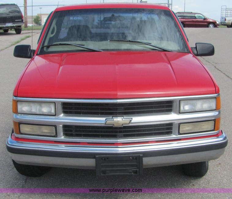 image for item 4931 1998 Chevrolet C1500 Cheyenne pickup truck
