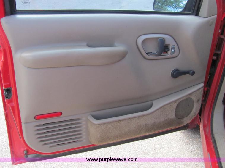 image for item 4931 1998 Chevrolet C1500 Cheyenne pickup truck