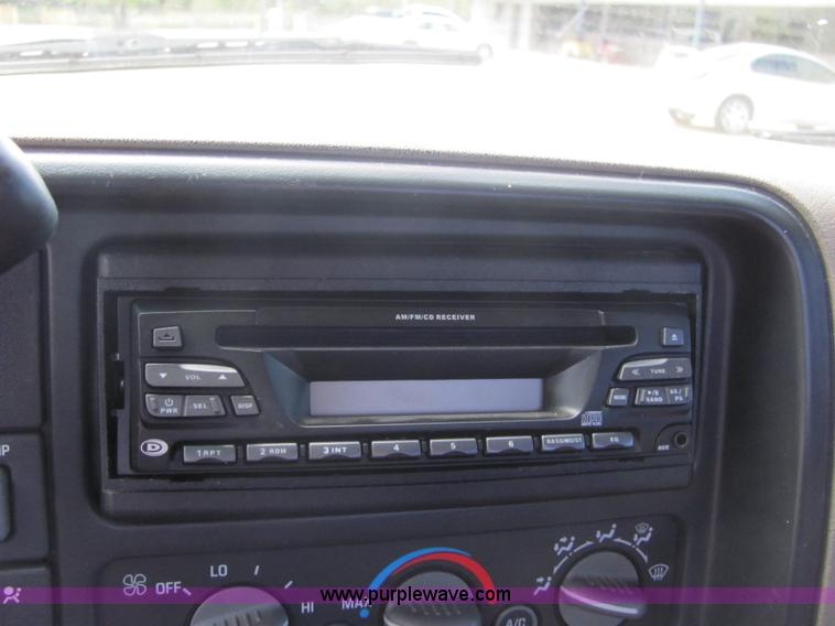 image for item 4931 1998 Chevrolet C1500 Cheyenne pickup truck