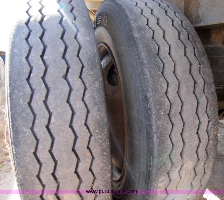 image for item 5147 1995 Wilson 48' flatbed trailer