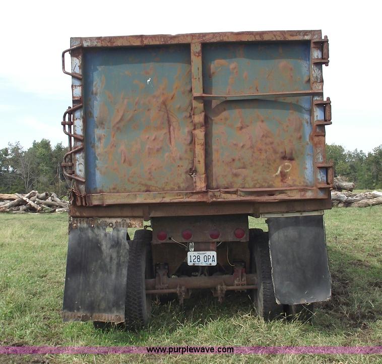 image for item 5861 1977 Fruehauf 22' end dump trailer