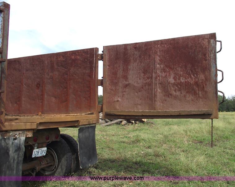 image for item 5861 1977 Fruehauf 22' end dump trailer