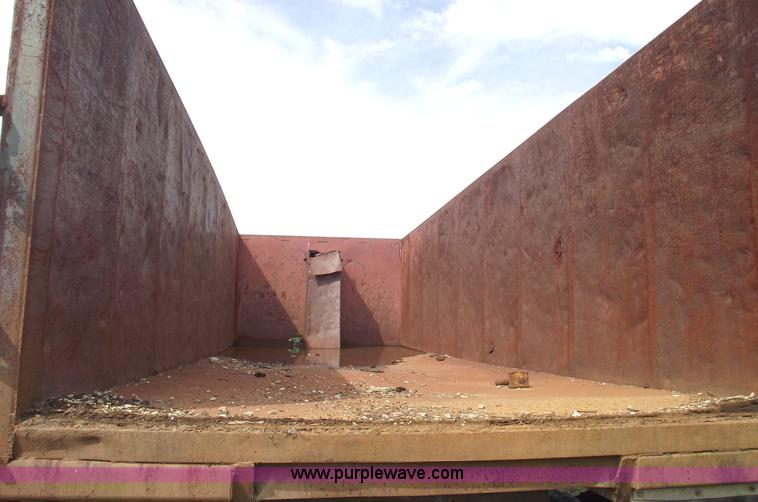 image for item 5861 1977 Fruehauf 22' end dump trailer