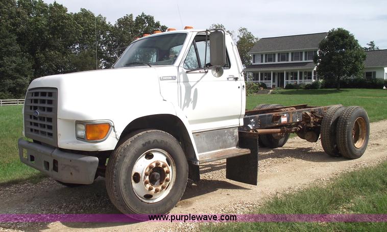 image for item 5863 1996 Ford F700 semi truck