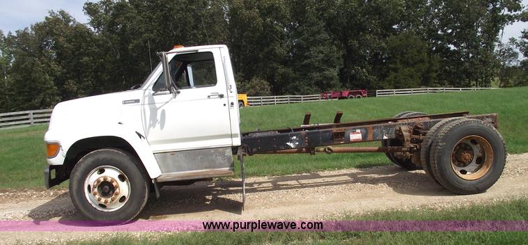 image for item 5863 1996 Ford F700 semi truck