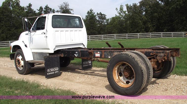 image for item 5863 1996 Ford F700 semi truck