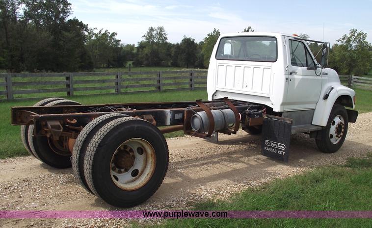 image for item 5863 1996 Ford F700 semi truck
