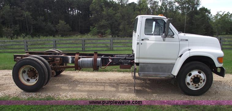 image for item 5863 1996 Ford F700 semi truck